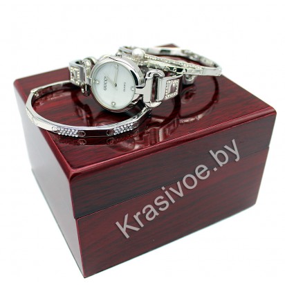 Женские наручные часы GUCCI и два металлических браслета CWC718