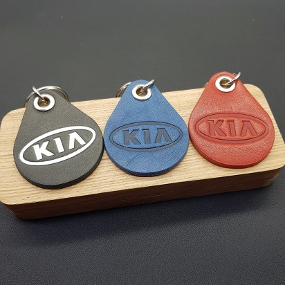 БРЕЛОК ИЗ НАТУРАЛЬНОЙ КОЖИ ДЛЯ КЛЮЧЕЙ С ЛОГОТИПОМ KIA B010