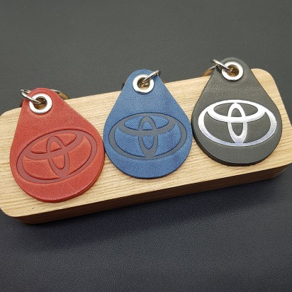 БРЕЛОК ИЗ НАТУРАЛЬНОЙ КОЖИ ДЛЯ КЛЮЧЕЙ С ЛОГОТИПОМ TOYOTA B013