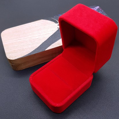 Футляр для бижутерии подарочный красного цвета артикул FB017