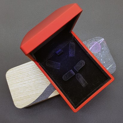 Футляр для бижутерии подарочный красного цвета с подсветкой артикул FB006