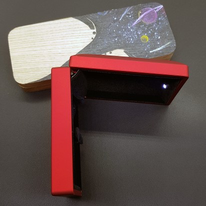 Футляр для бижутерии подарочный красного цвета с подсветкой артикул FB006