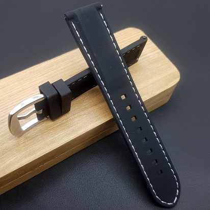 Ремешок каучуковый черного цвета с белой ниткой для часов 22 мм артикул CRW528-22-20