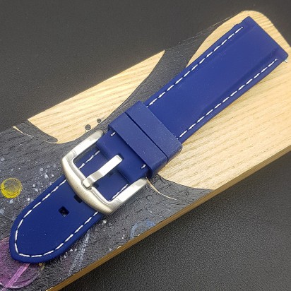 Ремешок каучуковый синего цвета с белой ниткой для часов 22 мм артикул CRW530-22-20