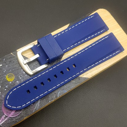 Ремешок каучуковый синего цвета с белой ниткой для часов 22 мм артикул CRW530-22-20