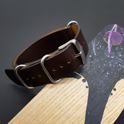 Кожаный ремешок для часов изготовлен мастерской RemenMaster цвет коричневый ширина полотна 18 мм M273-18-18