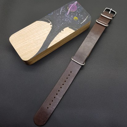 Кожаный ремешок для часов изготовлен мастерской RemenMaster цвет коричневый ширина полотна 18 мм M273-18-18