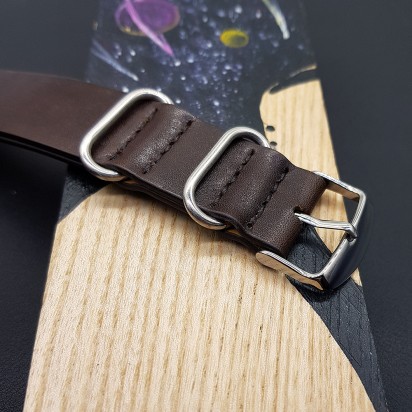 Кожаный ремешок для часов изготовлен мастерской RemenMaster цвет коричневый ширина полотна 18 мм M273-18-18