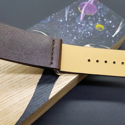 Кожаный ремешок для часов изготовлен мастерской RemenMaster цвет коричневый ширина полотна 18 мм M273-18-18