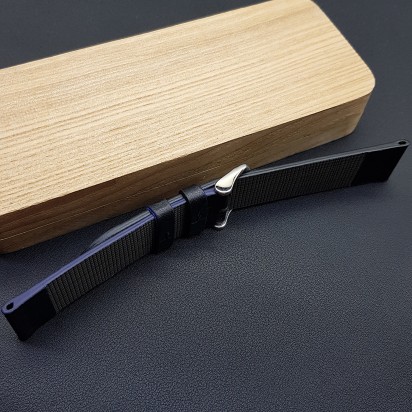 Ремешок ручной работы из кожи чёрного цвета от REMENMASTER для часов 22 мм артикул M131-22-20