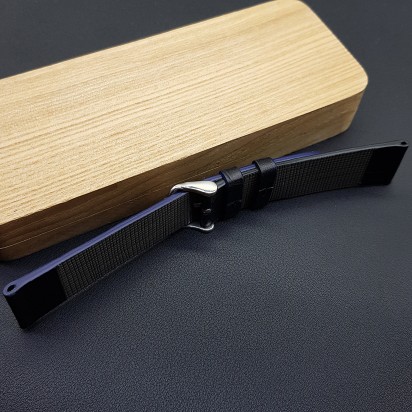 Ремешок ручной работы из кожи чёрного цвета от REMENMASTER для часов 22 мм артикул M131-22-20